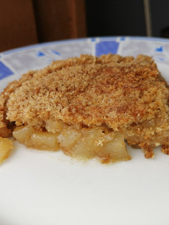 Una foto de Crumble integral de peras y manzanas