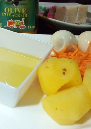 A picture of Boiled potatoes,egg and veggies.