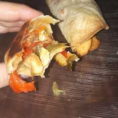 Una foto de Tacos de pollo y verduras
