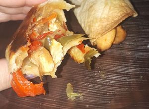 Una foto de Tacos de pollo y verduras