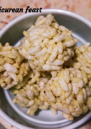 A picture of Murmura ladoo Murir moa Puffed rice balls.