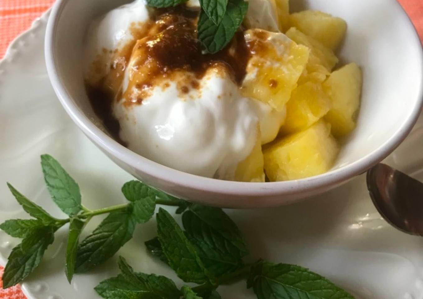 Piña natural, yogur griego, panela y hierbabuena, para merendar sano