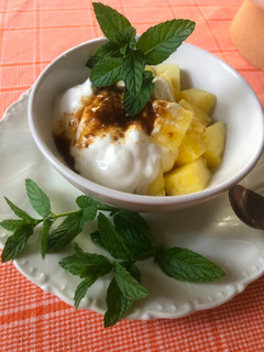 Una foto de Piña natural, yogur griego, panela y hierbabuena, para merendar sano