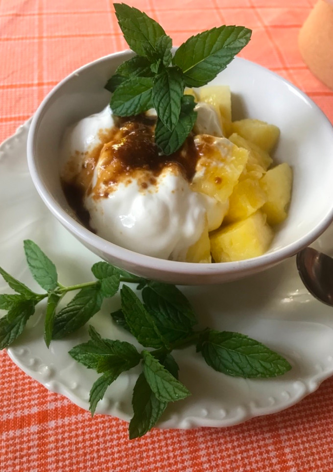 Una foto de Piña natural, yogur griego, panela y hierbabuena, para merendar sano