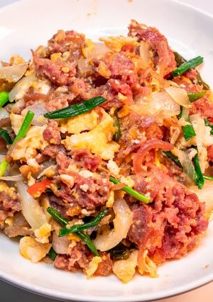 รูปของ แหนมผัดไข่ หรือ ไข่ผัดแหนม รสเปรียวกลิ่นหอม อร่อยจนต้องซี้ดปาก