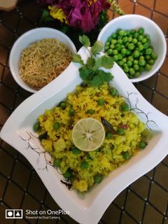 आलू पोहा (Aloo poha recipe in HIndi) रेसिपी मुख्य फोटो