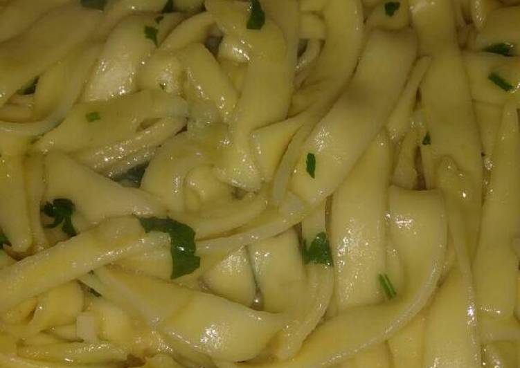 Macarrão alho, manteiga e salsa