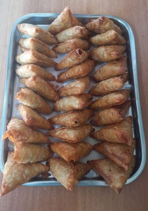 A picture of Chicken samosa.