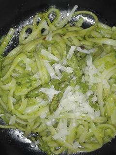 Una foto de Tallarines con pesto de trigueros