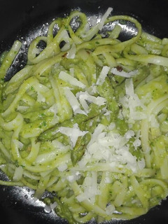Una foto de Tallarines con pesto de trigueros