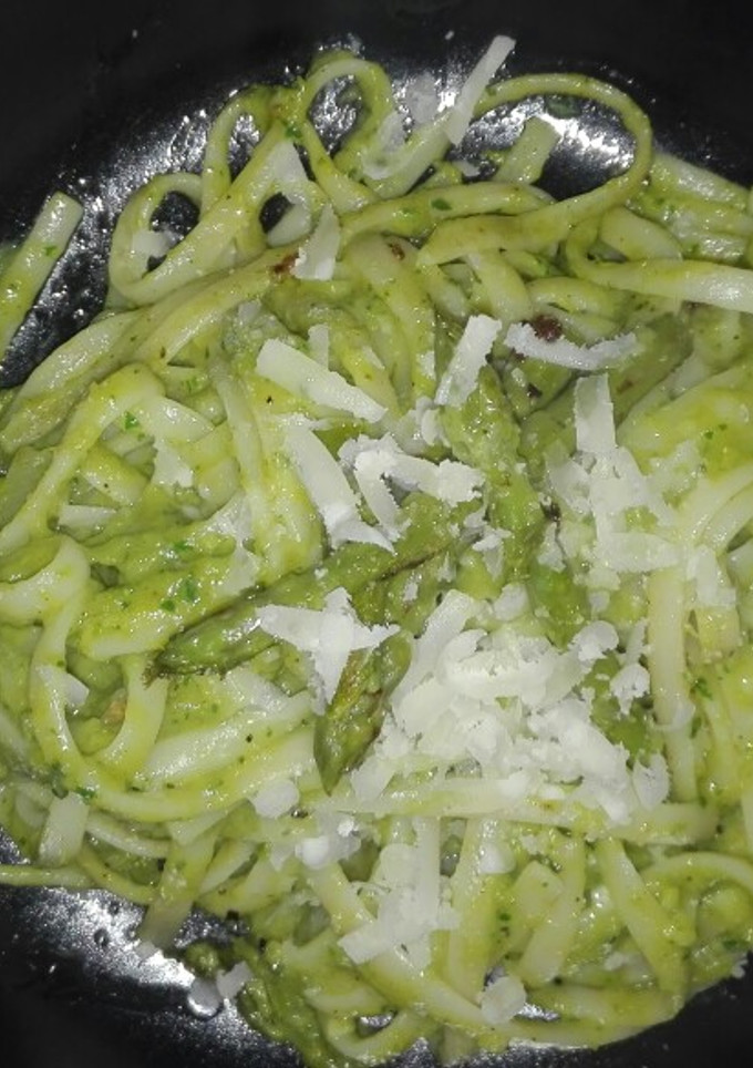 Una foto de Tallarines con pesto de trigueros