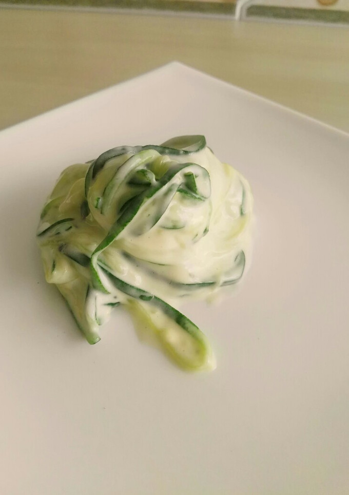 Una foto de Spaguetis de calabacín con salsa de queso