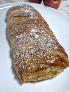 Una foto de Trenza de hojaldre rellena de manzana y frutos secos