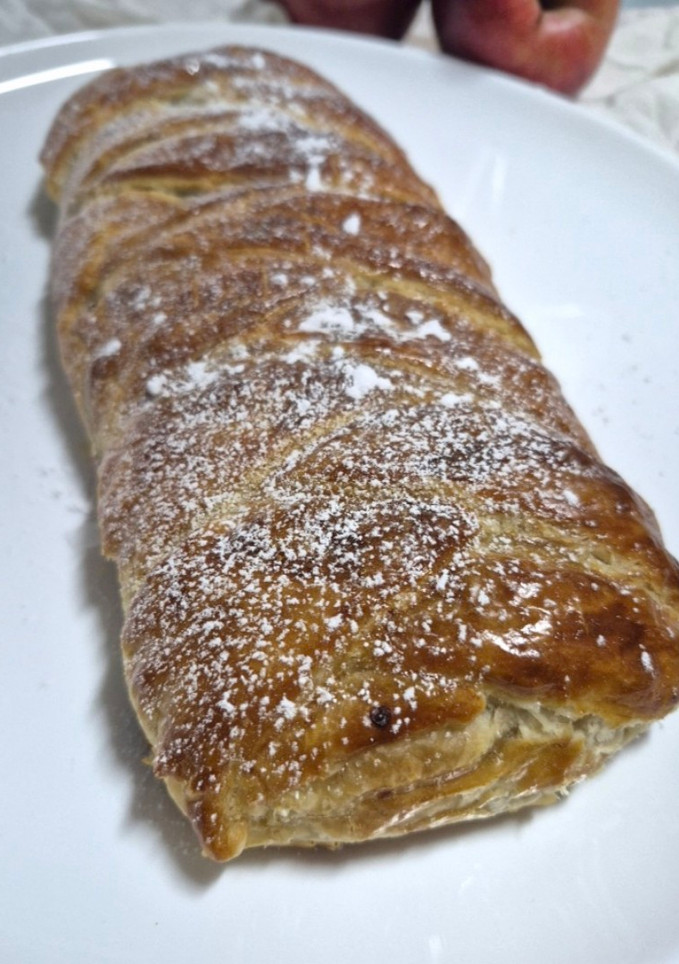 Una foto de Trenza de hojaldre rellena de manzana y frutos secos