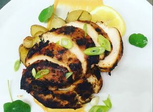 Foto di Pollo marinato con paprika e miele, servito con salsa aioli