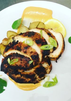 Foto di Pollo marinato con paprika e miele, servito con salsa aioli