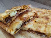 Una foto de queso brie y tomate