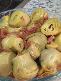 Una foto de Alcachofas baby con jamón