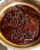 Salsa agridulce de miel, soja y cebolla, ideal para acompañar salmón rosado