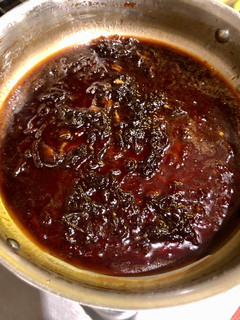 Una foto de Salsa agridulce de miel, soja y cebolla, ideal para acompañar salmón rosado
