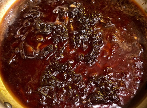 Una foto de Salsa agridulce de miel, soja y cebolla, ideal para acompañar salmón rosado