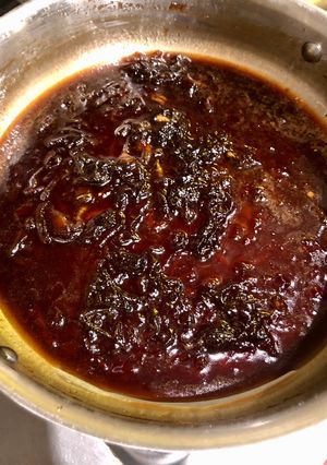 Una foto de Salsa agridulce de miel, soja y cebolla, ideal para acompañar salmón rosado