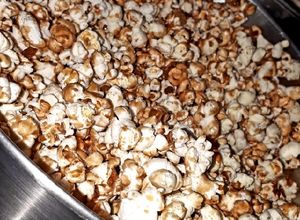 Una foto de Palomitas acarameladas 😋🍿