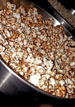 Una foto de Palomitas acarameladas 😋🍿