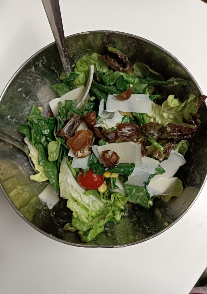Una foto de Ensalada de espinacas con aliño de hummus picante