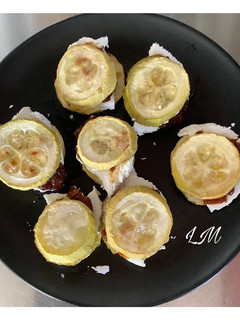 Una foto de Calabacín relleno de queso de cabra y cebolla caramelizada