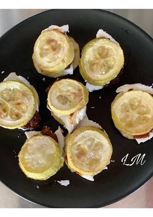 Foto principal de Calabacín relleno de queso de cabra y cebolla caramelizada