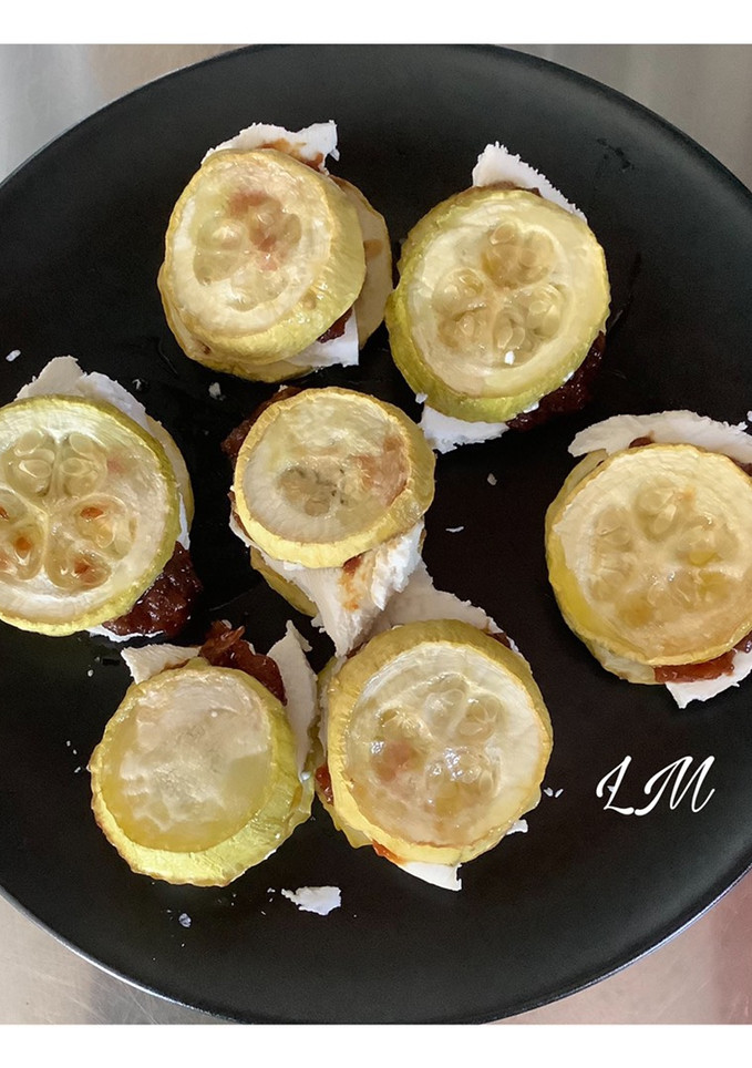 Una foto de Calabacín relleno de queso de cabra y cebolla caramelizada