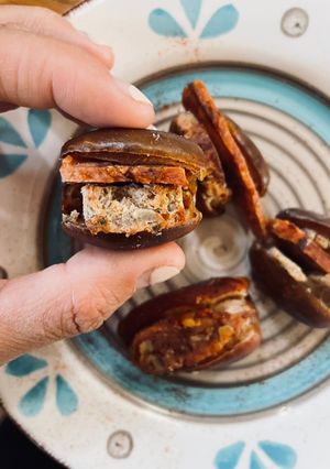 Φωτογραφία της συνταγής Vegan γεμιστοί χουρμάδες με ζαμπόν και ψητή φέτα