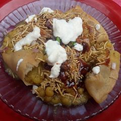 A picture of Samausa chaat.