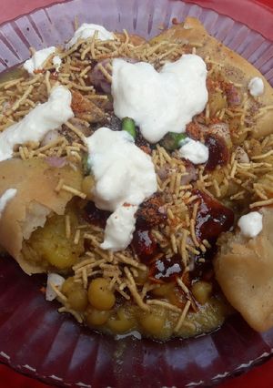 A picture of Samausa chaat.