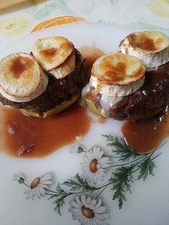 Una foto de Solomillo con queso de cabra y manzana