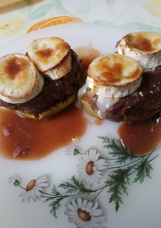 Una foto de Solomillo con queso de cabra y manzana