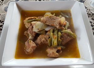 Una foto de Costillitas de cerdo con nopales