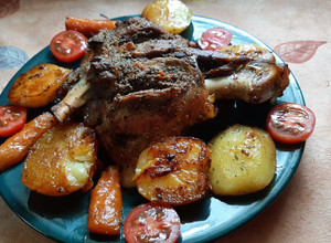 Sült báránycomb krumplival és sárgarépával recept fotója