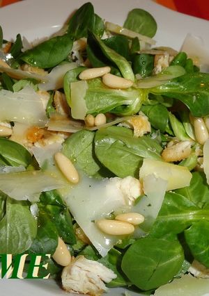 Foto principal de Ensalada de canónigos con pollo y parmesano