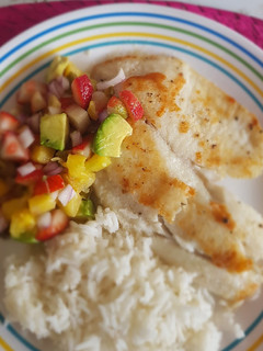 Una foto de Filete de pescado con ensalada de piña y fresas