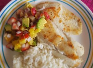 Una foto de Filete de pescado con ensalada de piña y fresas