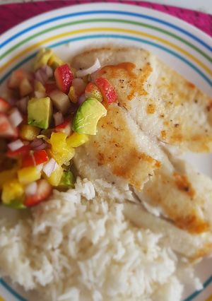 Una foto de Filete de pescado con ensalada de piña y fresas
