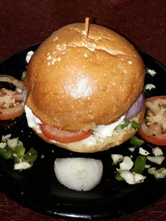 आलू टिक्की बर्गर (aloo tikki burger recipe in marathi) रेसिपी चे मुख्य फोटो