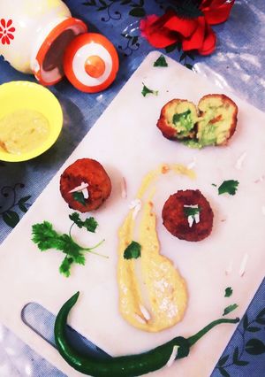 A picture of Cheesy chutney stuffed cracker balls.