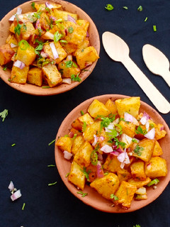 ठेले वाली आलू चाट (Thele wali aloo chaat recipe in Hindi) रेसिपी मुख्य फोटो