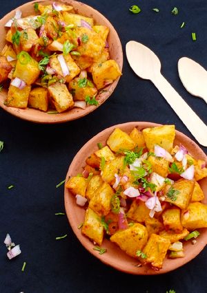 ठेले वाली आलू चाट (Thele wali aloo chaat recipe in Hindi) रेसिपी मुख्य फोटो