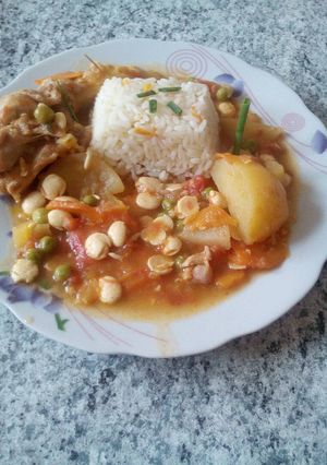 Una foto de Estofado de pollo con tarwi o chocho