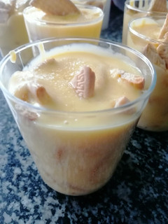 Una foto de Flan con galletas