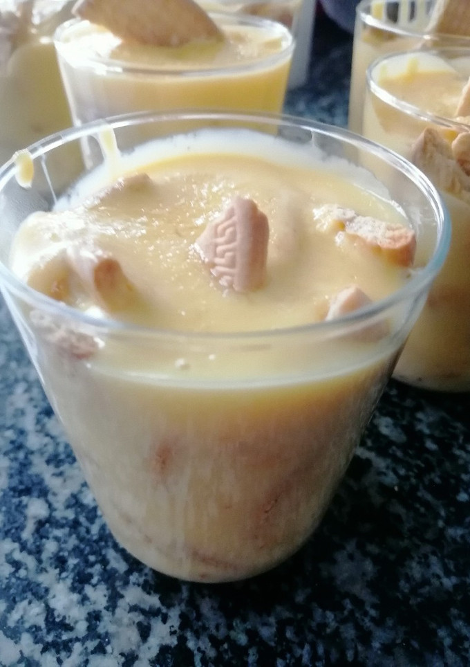 Una foto de Flan con galletas